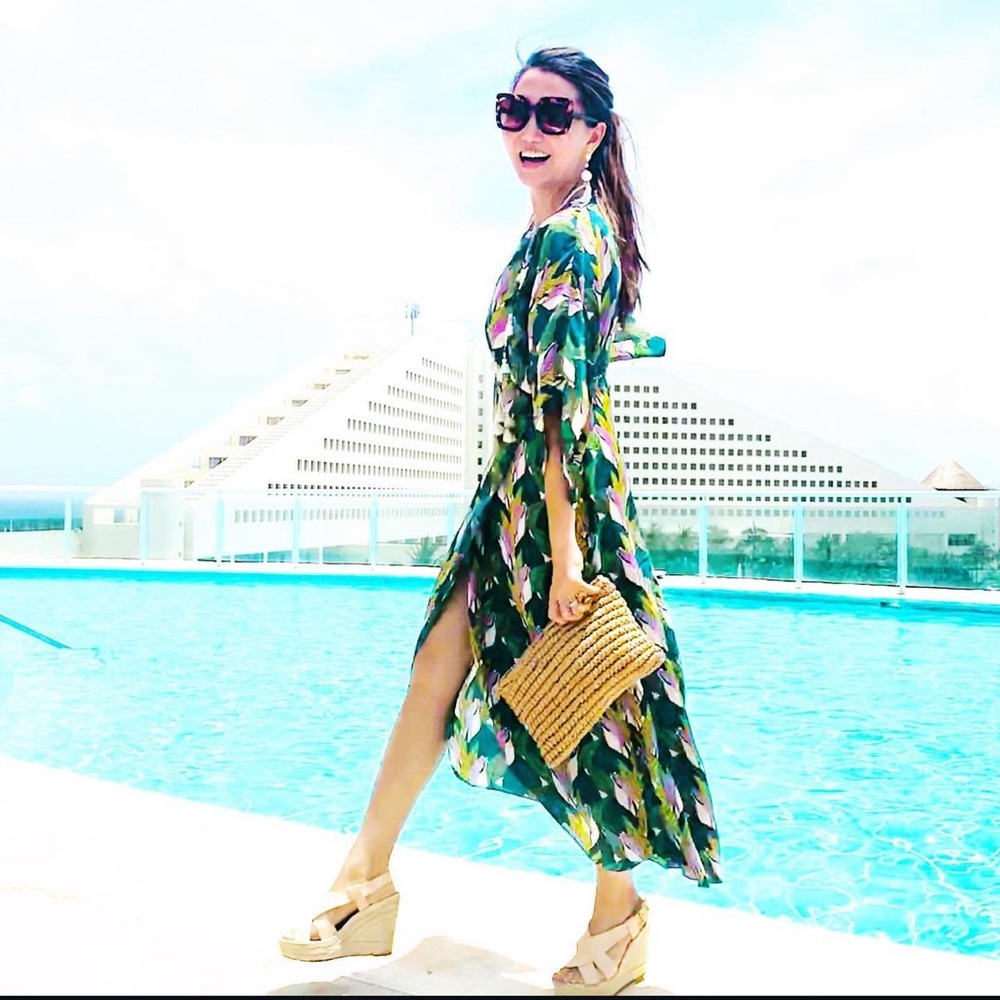 Jawline resort wear